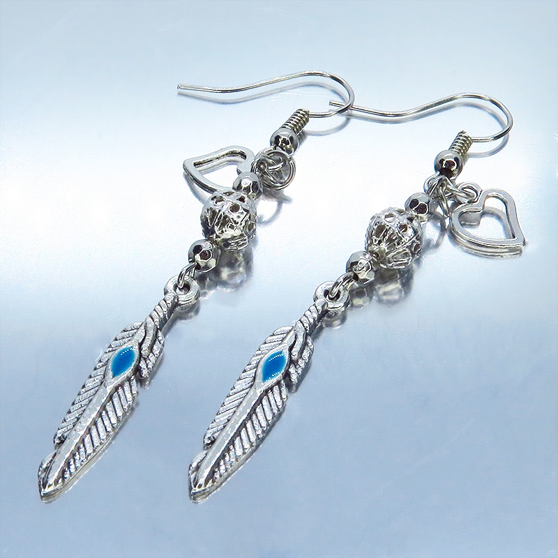 シルバーカラー フェザーとメタルビーズを組み合わせたスリムなピアス サージカル変更可