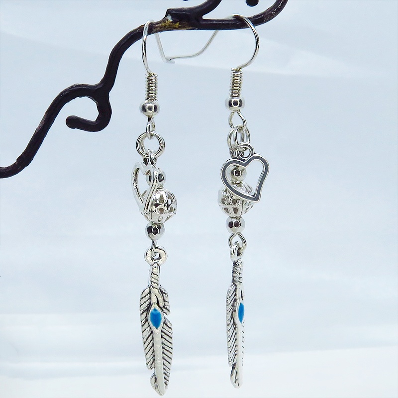 シルバーカラー フェザーとメタルビーズを組み合わせたスリムなピアス サージカル変更可