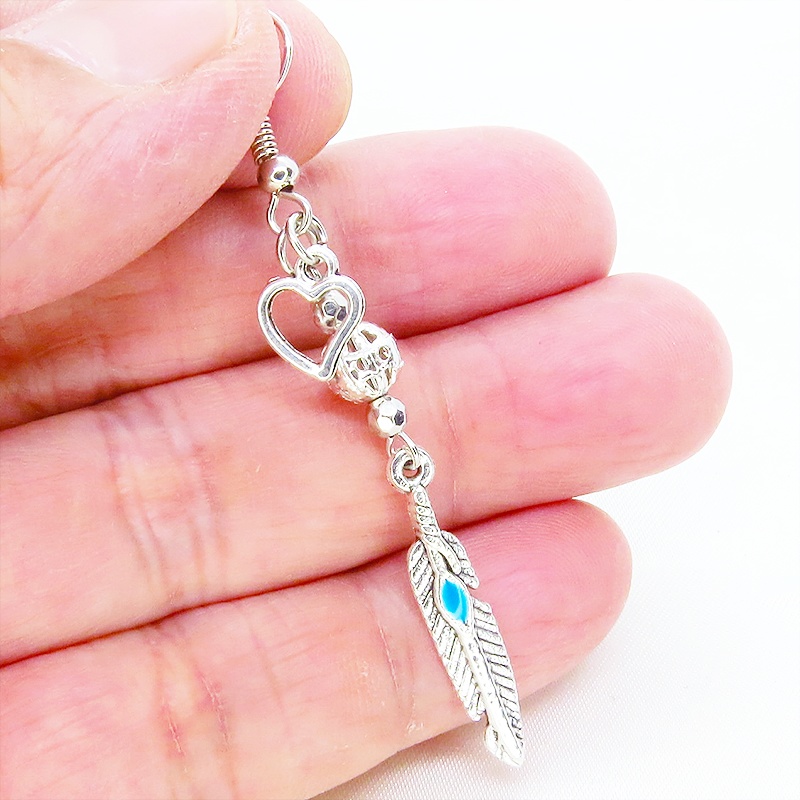 シルバーカラー フェザーとメタルビーズを組み合わせたスリムなピアス サージカル変更可