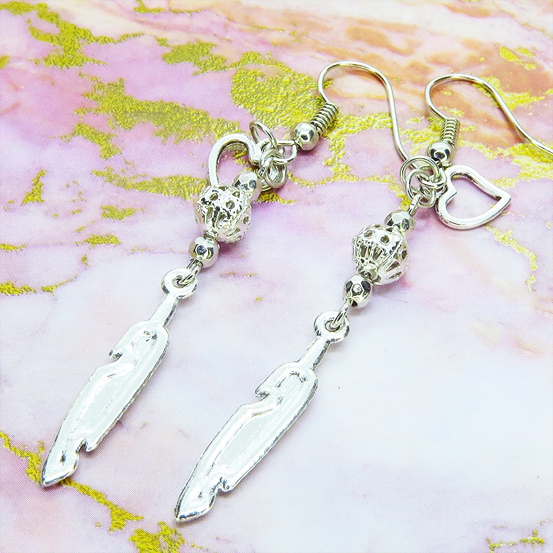 シルバーカラー フェザーとメタルビーズを組み合わせたスリムなピアス サージカル変更可