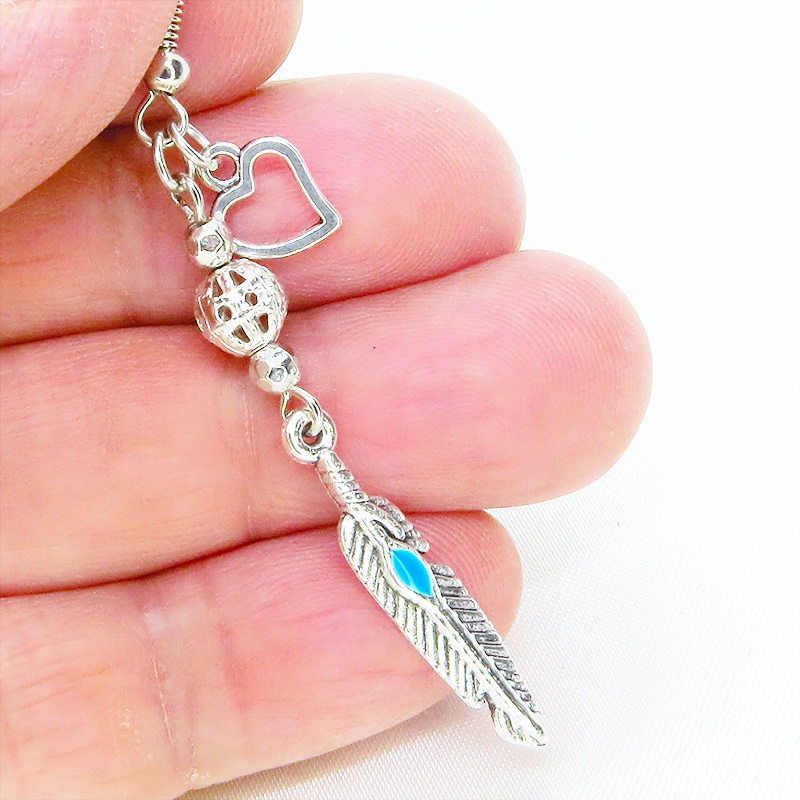 シルバーカラー フェザーとメタルビーズを組み合わせたスリムなピアス サージカル変更可