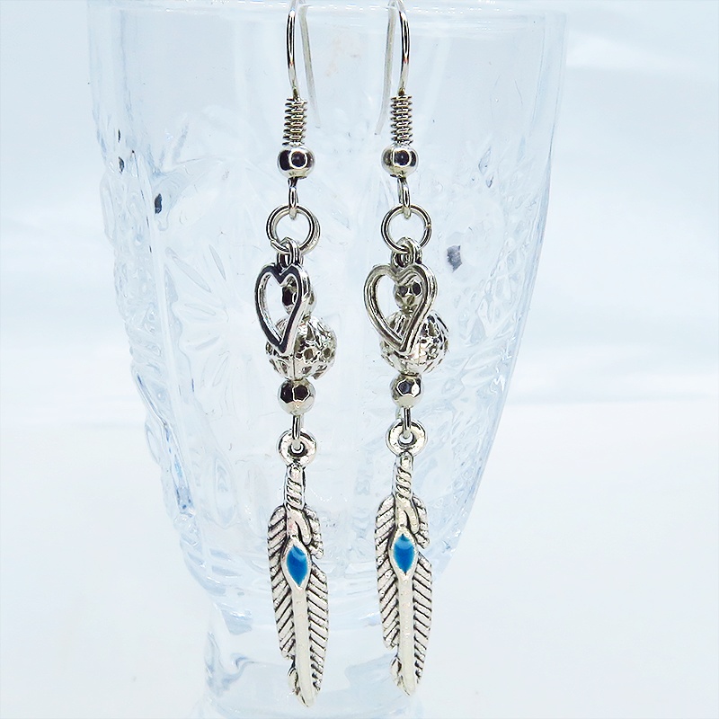 シルバーカラー フェザーとメタルビーズを組み合わせたスリムなピアス サージカル変更可