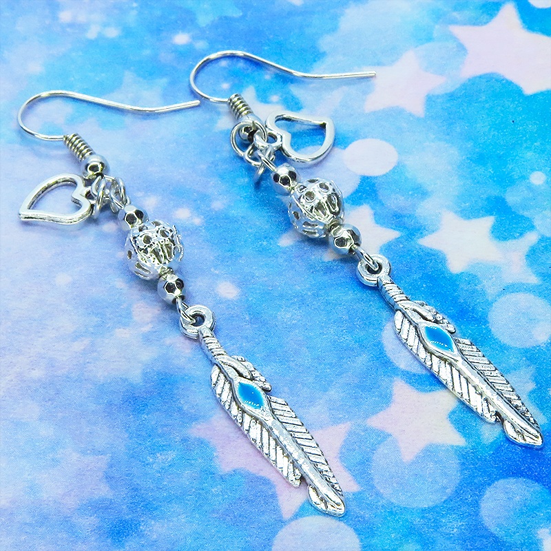 シルバーカラー フェザーとメタルビーズを組み合わせたスリムなピアス サージカル変更可