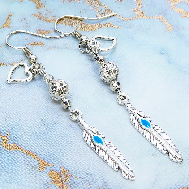 シルバーカラー フェザーとメタルビーズを組み合わせたスリムなピアス サージカル変更可