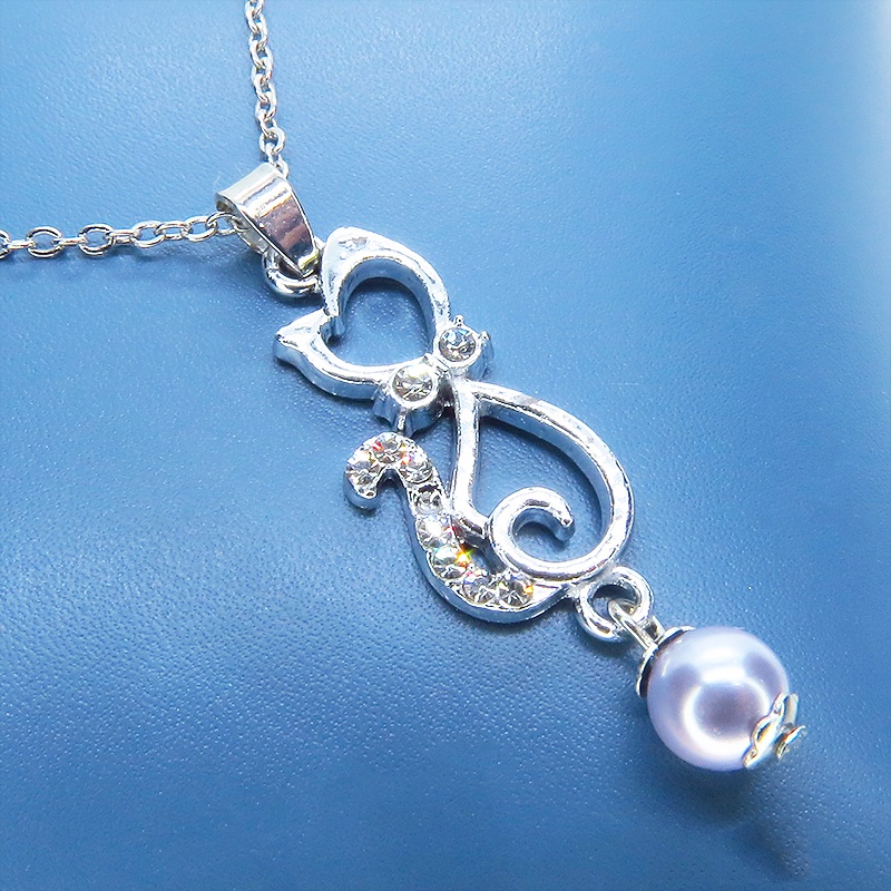 ラインストーンが輝くシルバーカラーの猫モチーフとガラスパール(シルバーグレー)の可愛いペンダント・ネックレス