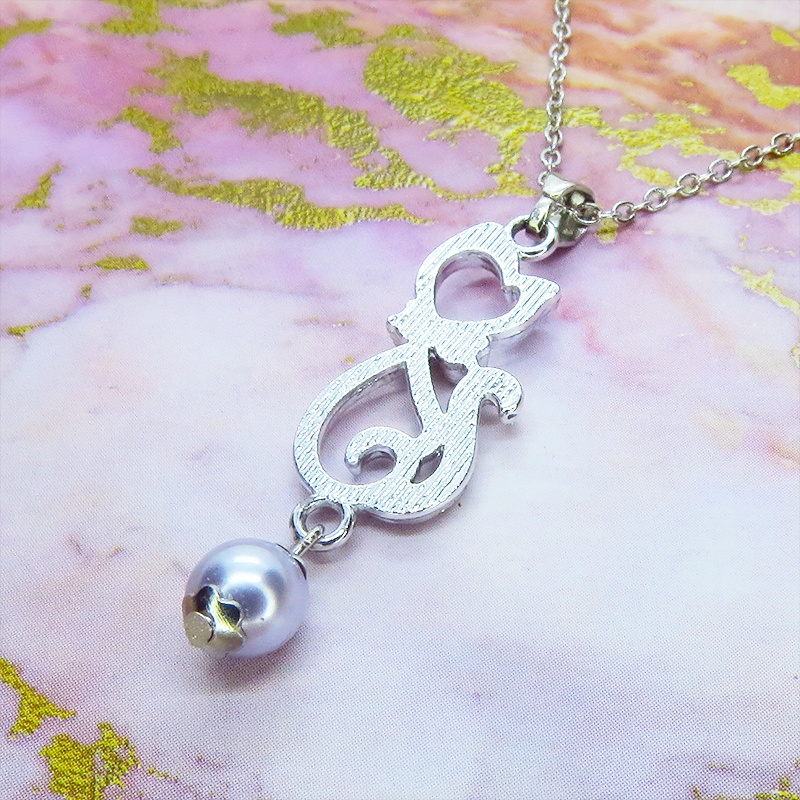 ラインストーンが輝くシルバーカラーの猫モチーフとガラスパール(シルバーグレー)の可愛いペンダント・ネックレス