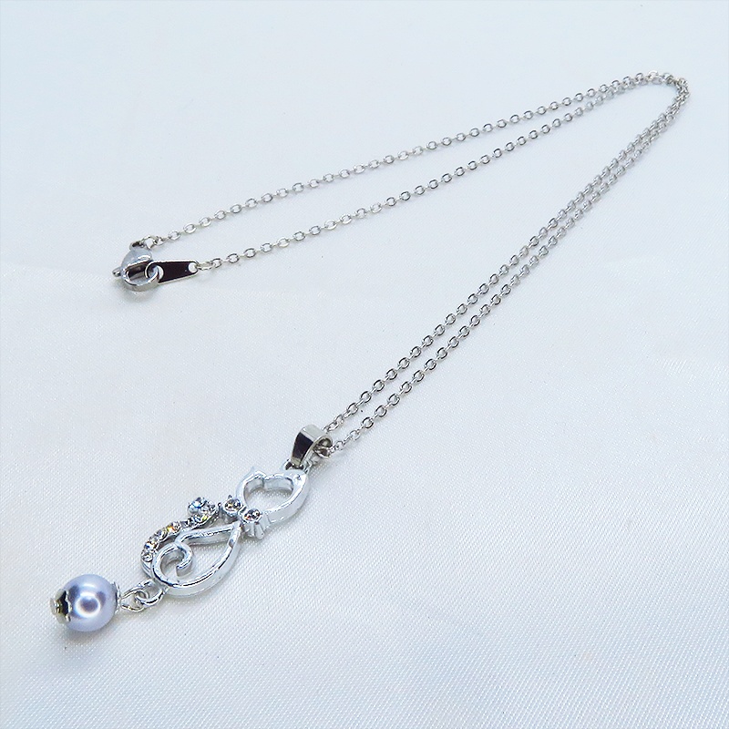 ラインストーンが輝くシルバーカラーの猫モチーフとガラスパール(シルバーグレー)の可愛いペンダント・ネックレス