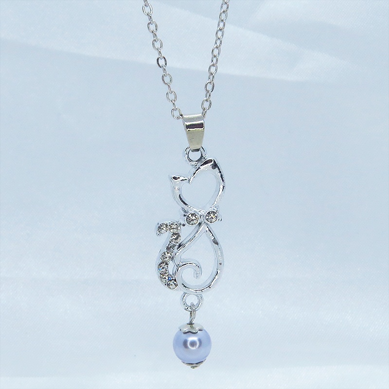 ラインストーンが輝くシルバーカラーの猫モチーフとガラスパール(シルバーグレー)の可愛いペンダント・ネックレス