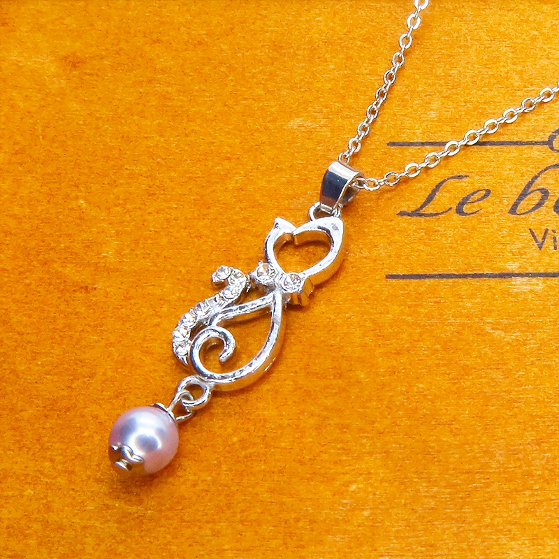 ラインストーンが輝くシルバーカラーの猫モチーフとガラスパール(シルバーグレー)の可愛いペンダント・ネックレス