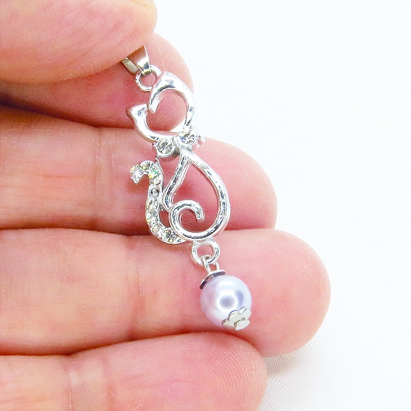 ラインストーンが輝くシルバーカラーの猫モチーフとガラスパール(シルバーグレー)の可愛いペンダント・ネックレス