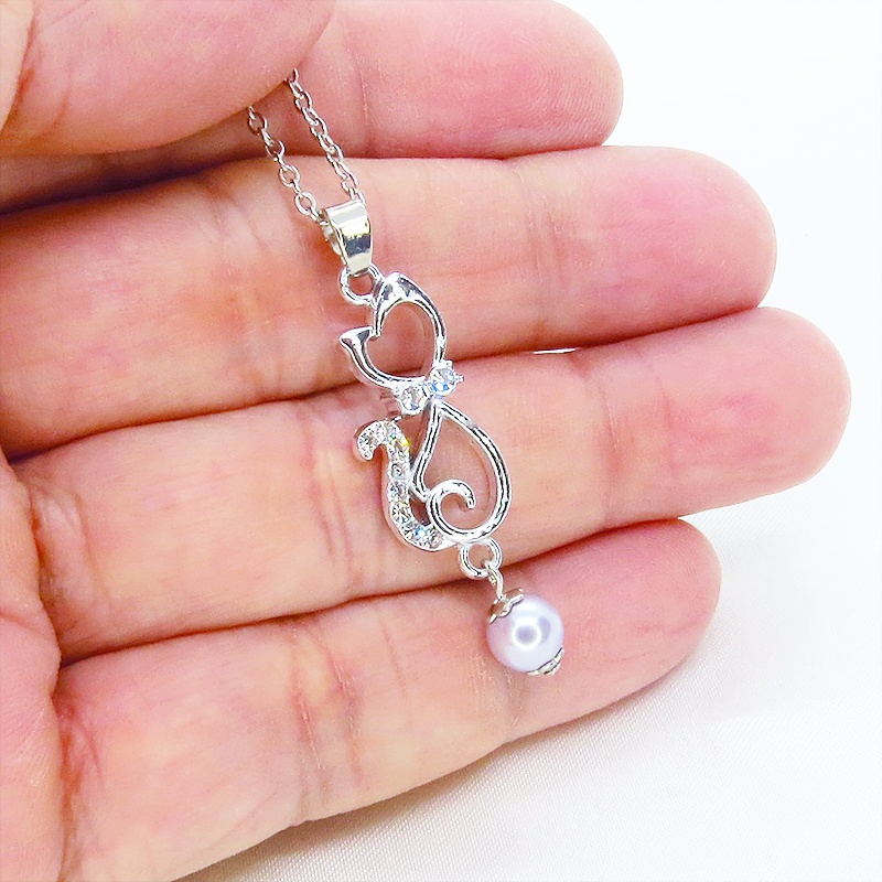 ラインストーンが輝くシルバーカラーの猫モチーフとガラスパール(シルバーグレー)の可愛いペンダント・ネックレス