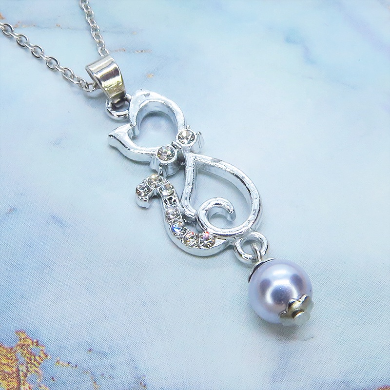 ラインストーンが輝くシルバーカラーの猫モチーフとガラスパール(シルバーグレー)の可愛いペンダント・ネックレス