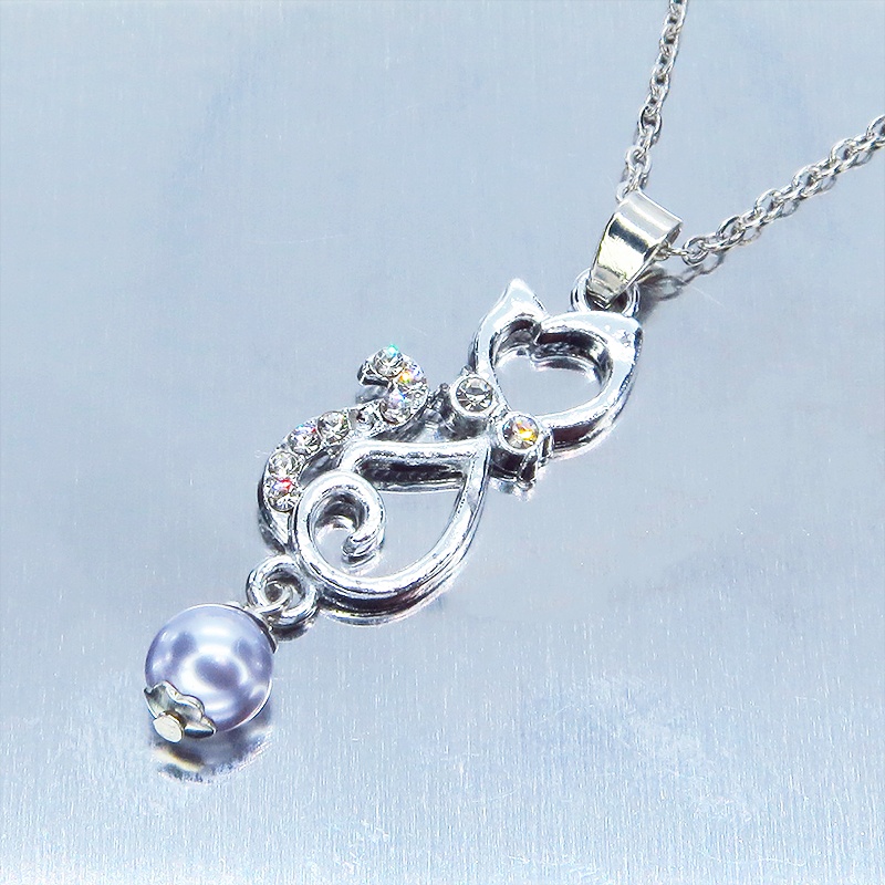 ラインストーンが輝くシルバーカラーの猫モチーフとガラスパール(シルバーグレー)の可愛いペンダント・ネックレス