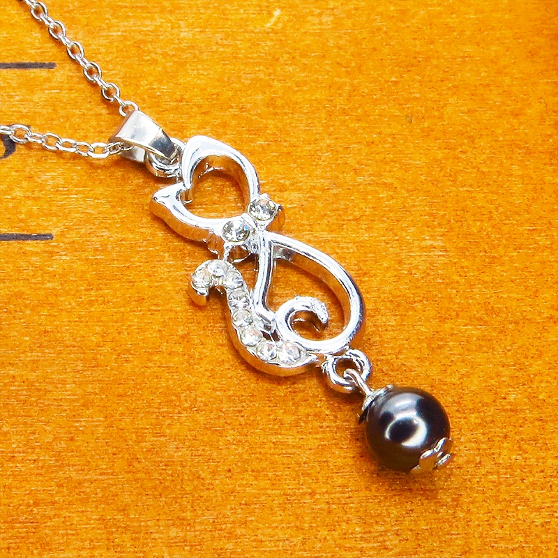 ラインストーンが輝くシルバーカラーの猫モチーフとガラスパール(ブラック)の可愛いペンダント・ネックレス