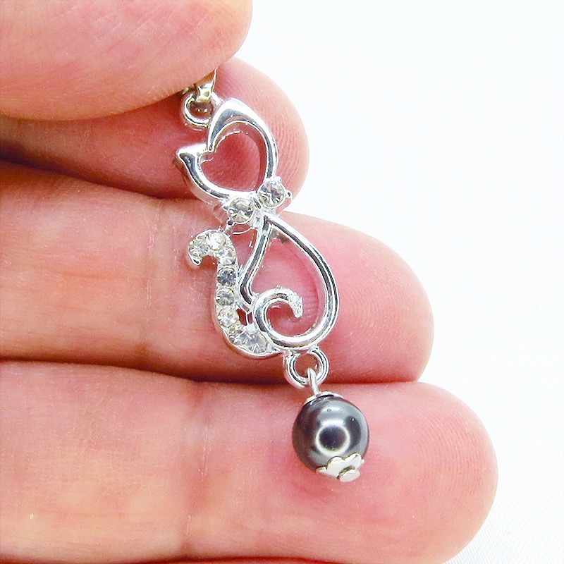 ラインストーンが輝くシルバーカラーの猫モチーフとガラスパール(ブラック)の可愛いペンダント・ネックレス