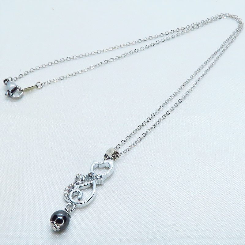 ラインストーンが輝くシルバーカラーの猫モチーフとガラスパール(ブラック)の可愛いペンダント・ネックレス