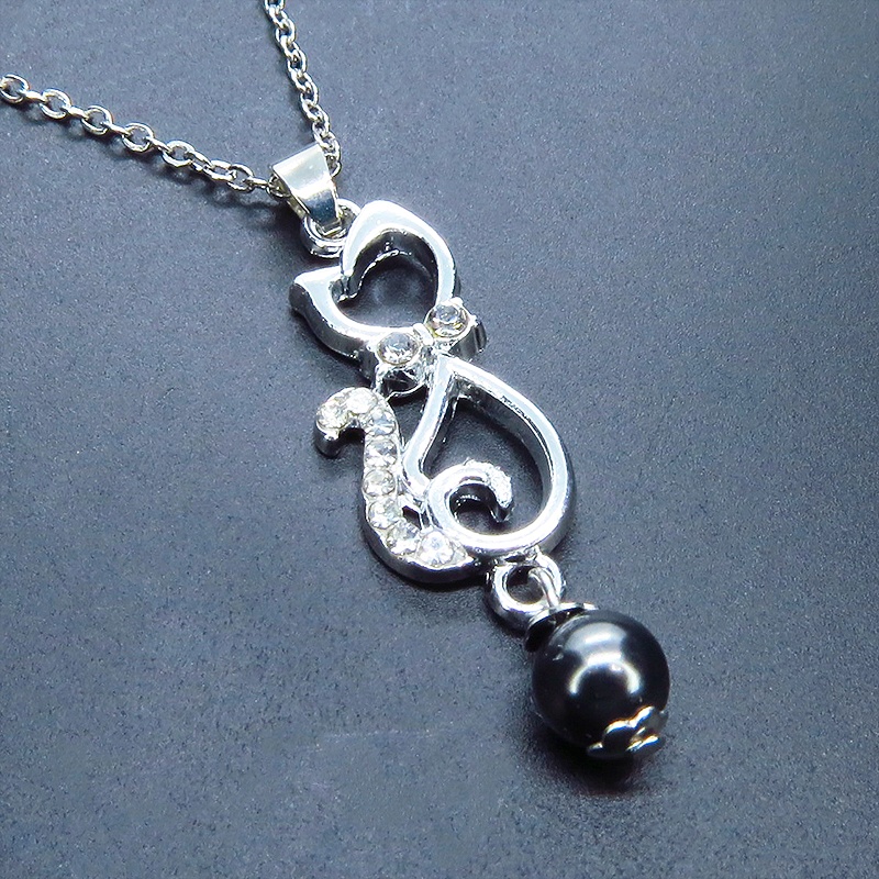 ラインストーンが輝くシルバーカラーの猫モチーフとガラスパール(ブラック)の可愛いペンダント・ネックレス