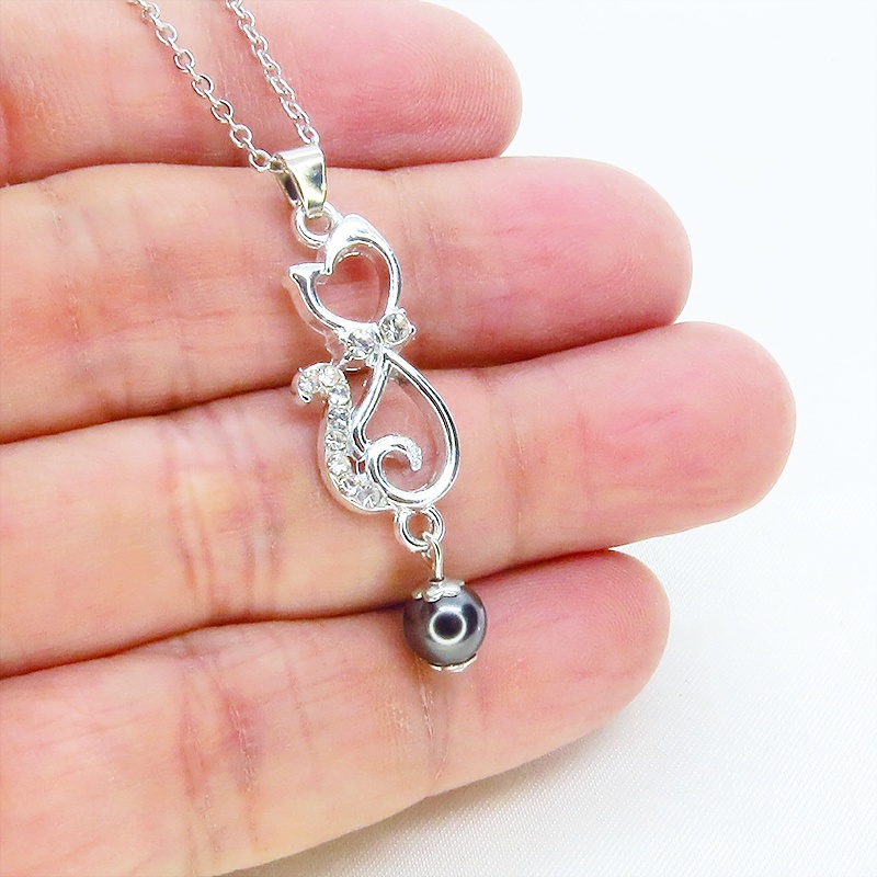 ラインストーンが輝くシルバーカラーの猫モチーフとガラスパール(ブラック)の可愛いペンダント・ネックレス