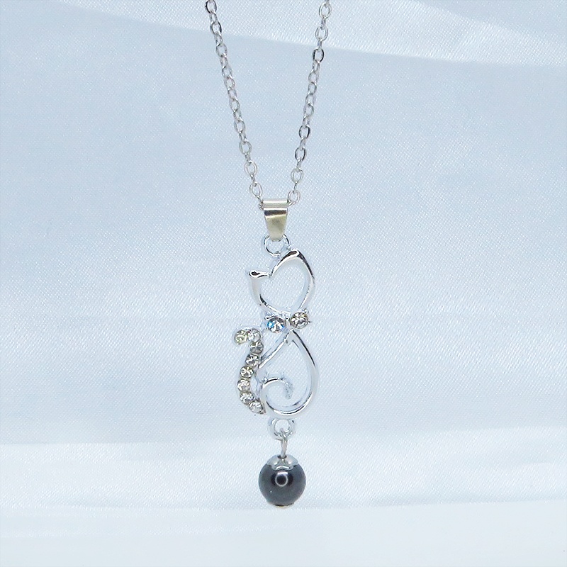 ラインストーンが輝くシルバーカラーの猫モチーフとガラスパール(ブラック)の可愛いペンダント・ネックレス