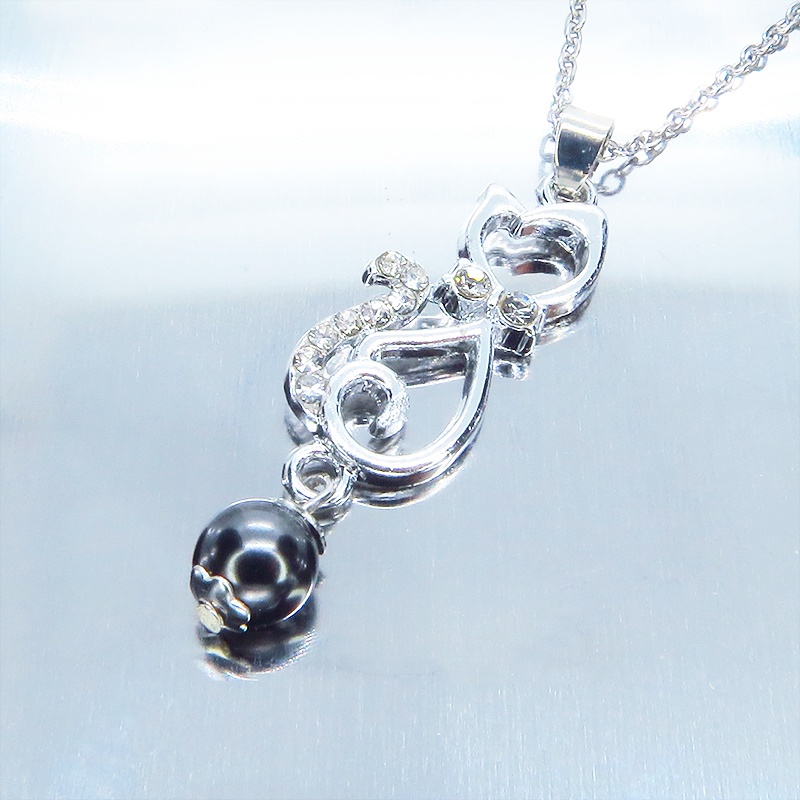 ラインストーンが輝くシルバーカラーの猫モチーフとガラスパール(ブラック)の可愛いペンダント・ネックレス