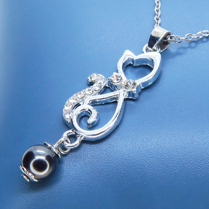 ラインストーンが輝くシルバーカラーの猫モチーフとガラスパール(ブラック)の可愛いペンダント・ネックレス