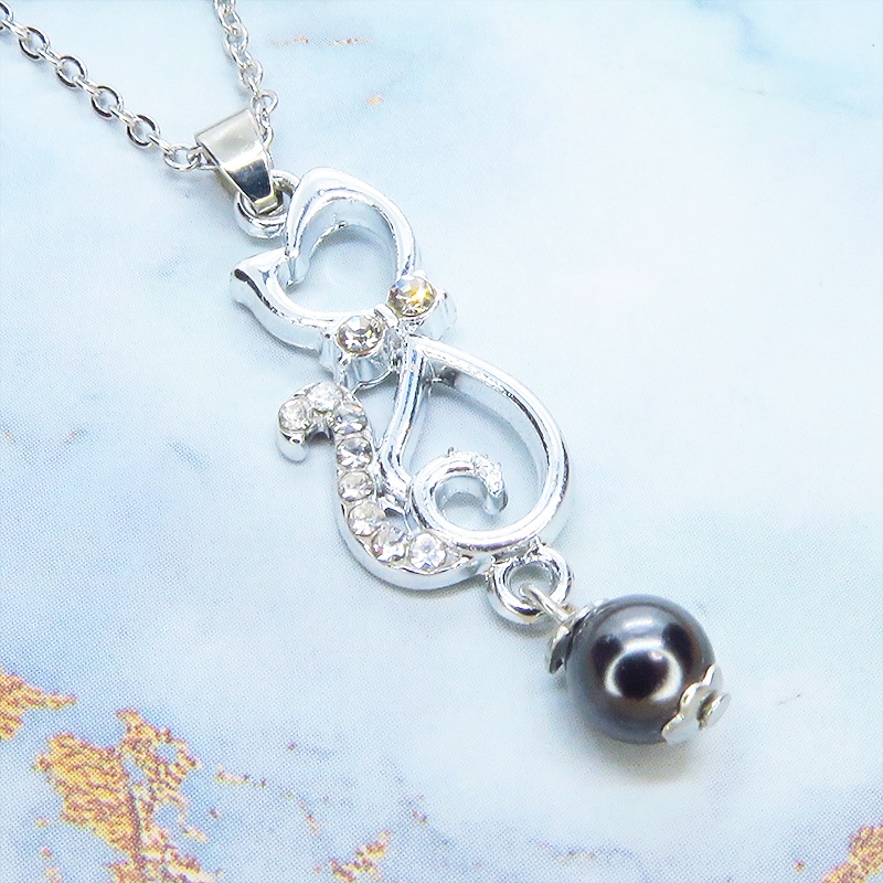 ラインストーンが輝くシルバーカラーの猫モチーフとガラスパール(ブラック)の可愛いペンダント・ネックレス