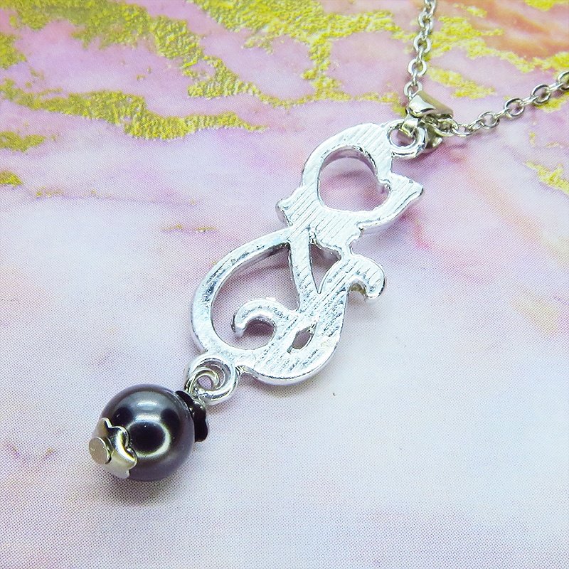 ラインストーンが輝くシルバーカラーの猫モチーフとガラスパール(ブラック)の可愛いペンダント・ネックレス