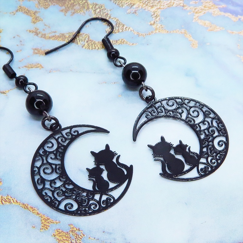 アラベスク調の透かし模様の入った三日月と親子猫の可愛いモチーフとオニキスを組み合わせたブラックピアス