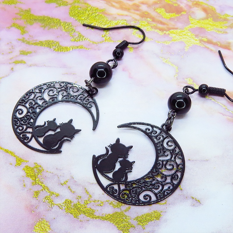 アラベスク調の透かし模様の入った三日月と親子猫の可愛いモチーフとオニキスを組み合わせたブラックピアス