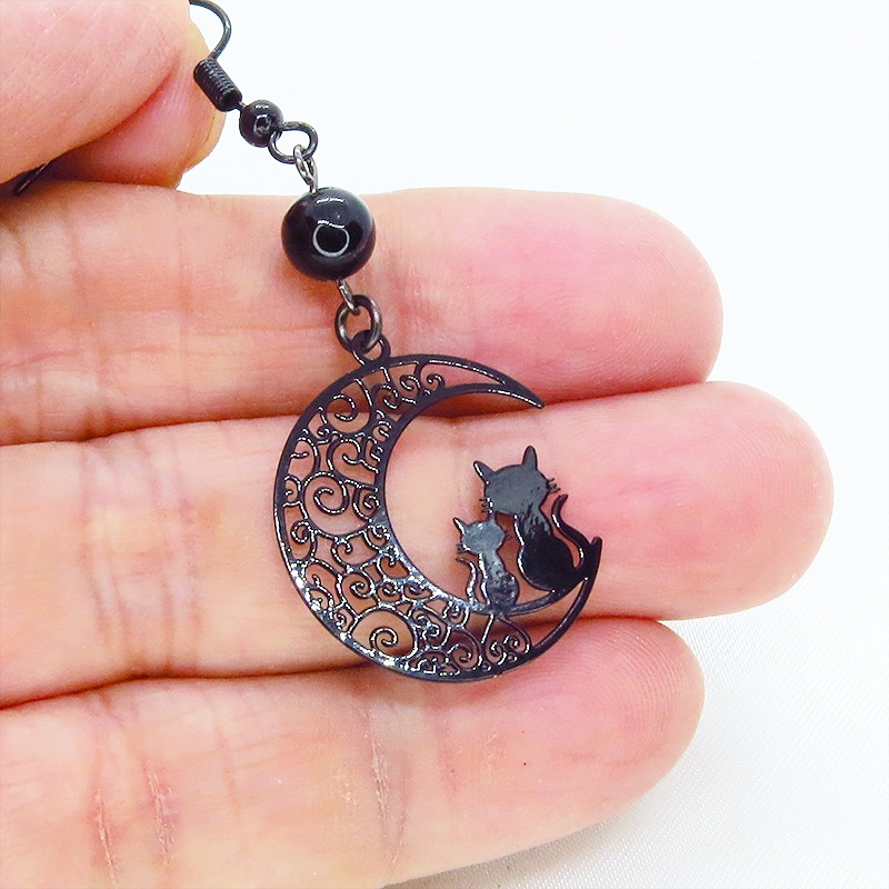 アラベスク調の透かし模様の入った三日月と親子猫の可愛いモチーフとオニキスを組み合わせたブラックピアス