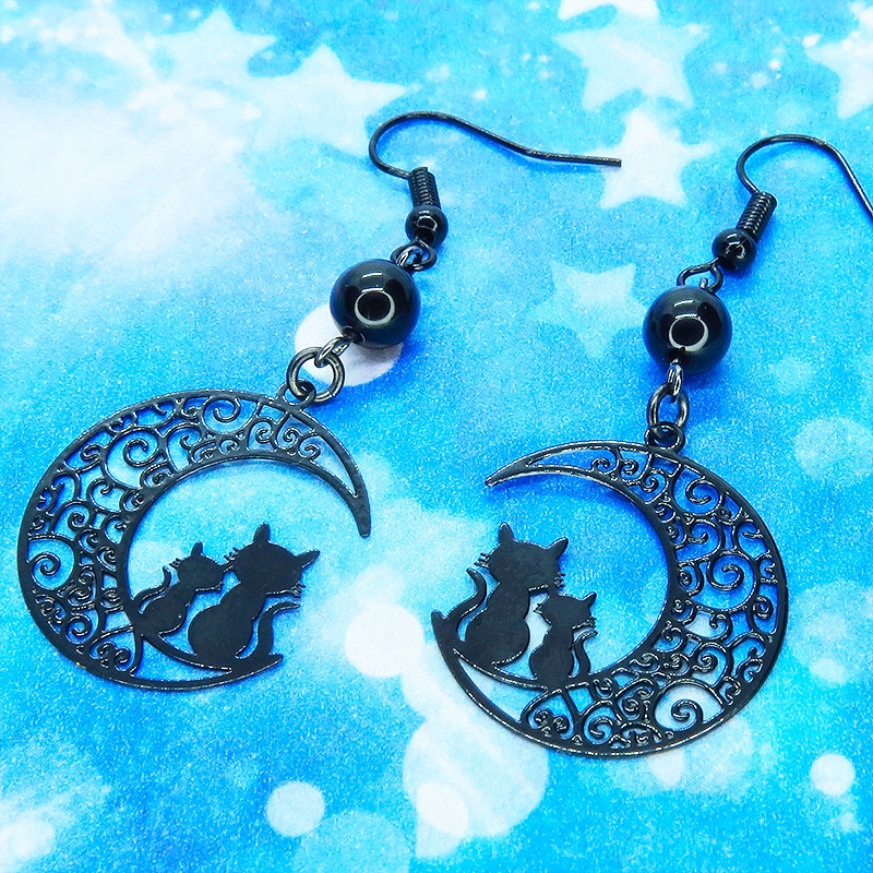 アラベスク調の透かし模様の入った三日月と親子猫の可愛いモチーフとオニキスを組み合わせたブラックピアス