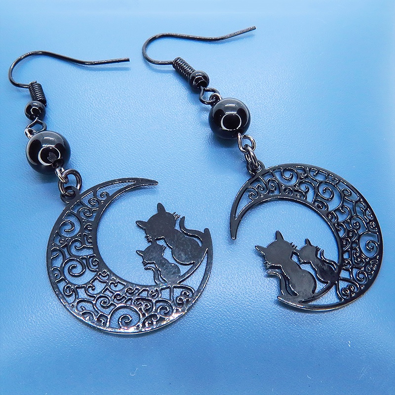 アラベスク調の透かし模様の入った三日月と親子猫の可愛いモチーフとオニキスを組み合わせたブラックピアス