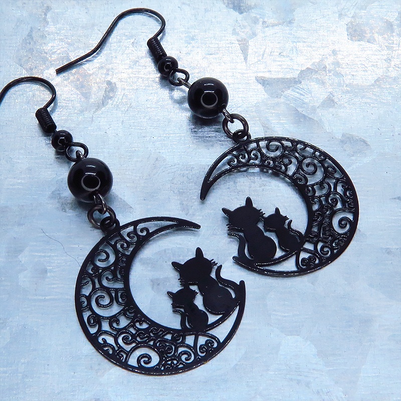 アラベスク調の透かし模様の入った三日月と親子猫の可愛いモチーフとオニキスを組み合わせたブラックピアス