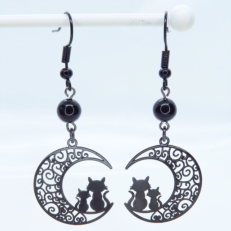 アラベスク調の透かし模様の入った三日月と親子猫の可愛いモチーフとオニキスを組み合わせたブラックピアス