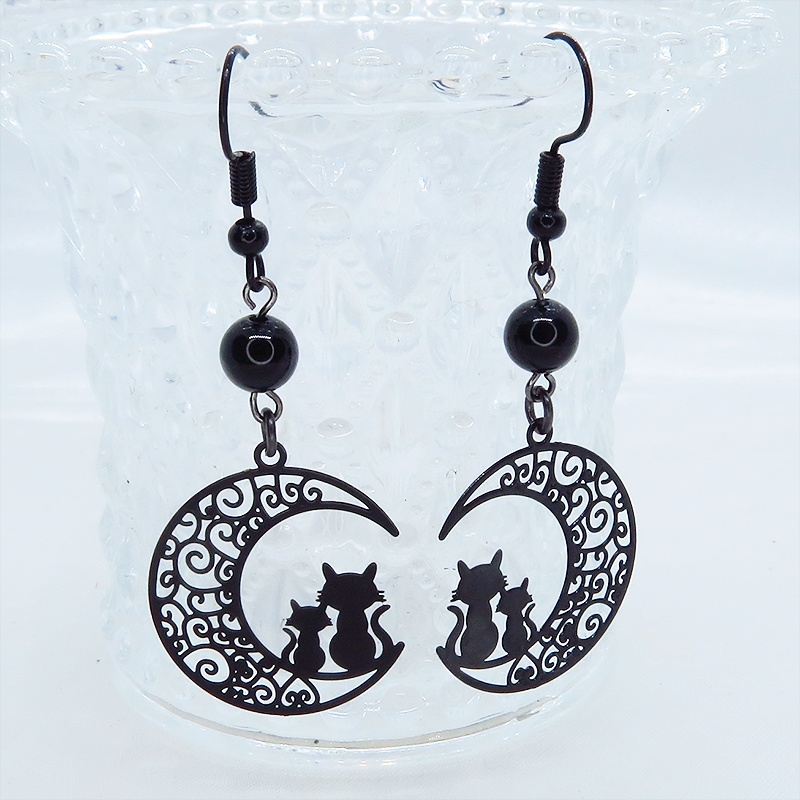 アラベスク調の透かし模様の入った三日月と親子猫の可愛いモチーフとオニキスを組み合わせたブラックピアス