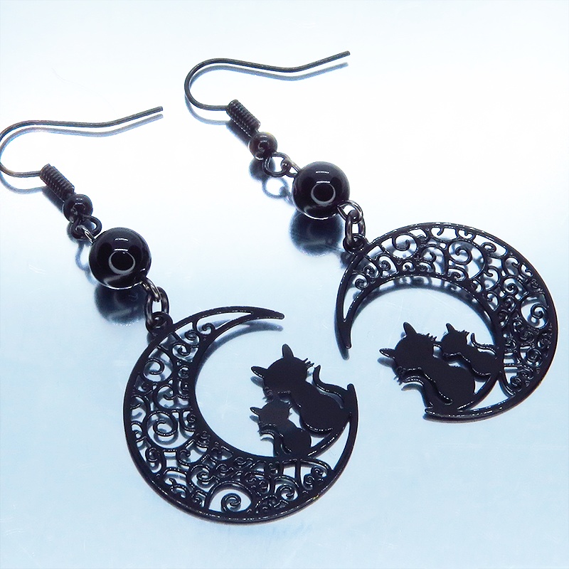 アラベスク調の透かし模様の入った三日月と親子猫の可愛いモチーフとオニキスを組み合わせたブラックピアス