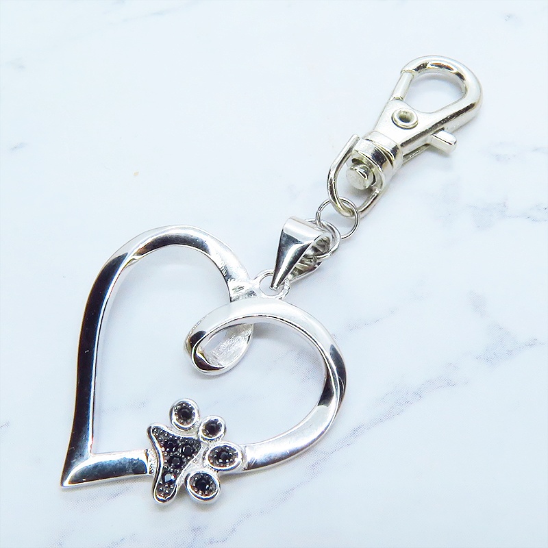 シルバー925 肉球のワンポイントがついたオープンハートの可愛いキーホルダー バッグチャーム キュービックジルコニア