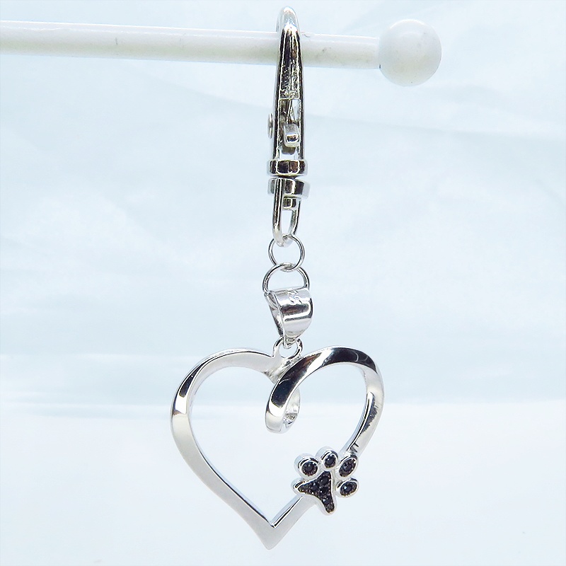 シルバー925 肉球のワンポイントがついたオープンハートの可愛いキーホルダー バッグチャーム キュービックジルコニア