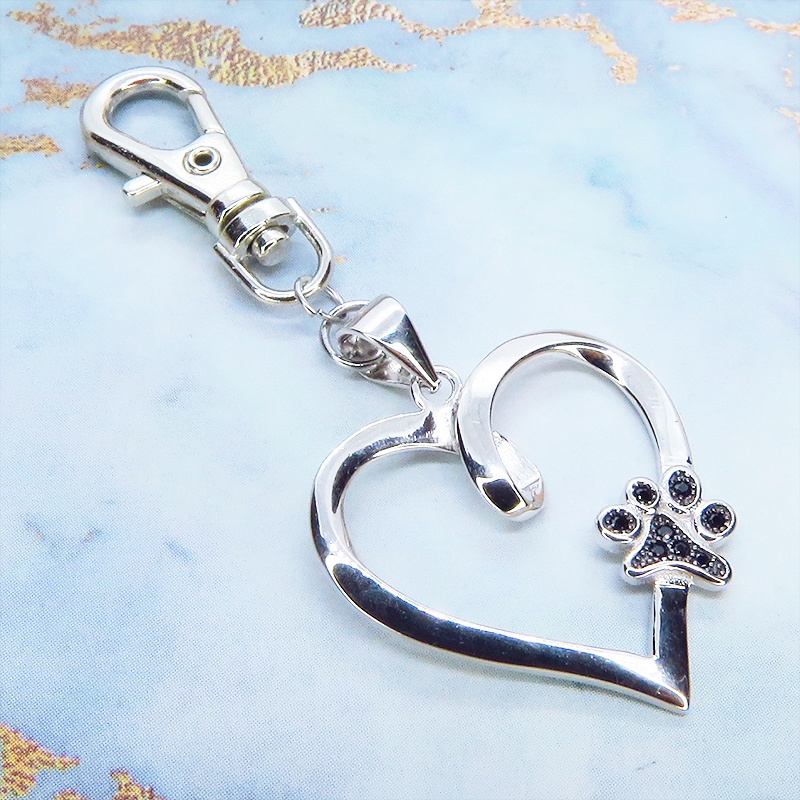 シルバー925 肉球のワンポイントがついたオープンハートの可愛いキーホルダー バッグチャーム キュービックジルコニア