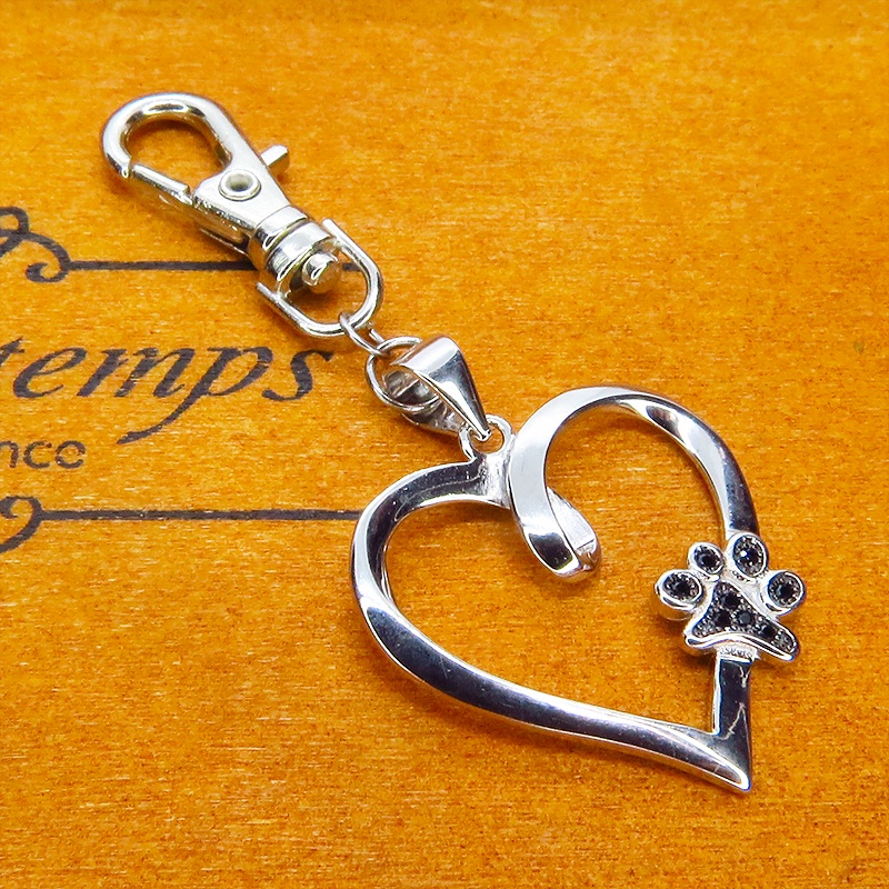 シルバー925 肉球のワンポイントがついたオープンハートの可愛いキーホルダー バッグチャーム キュービックジルコニア