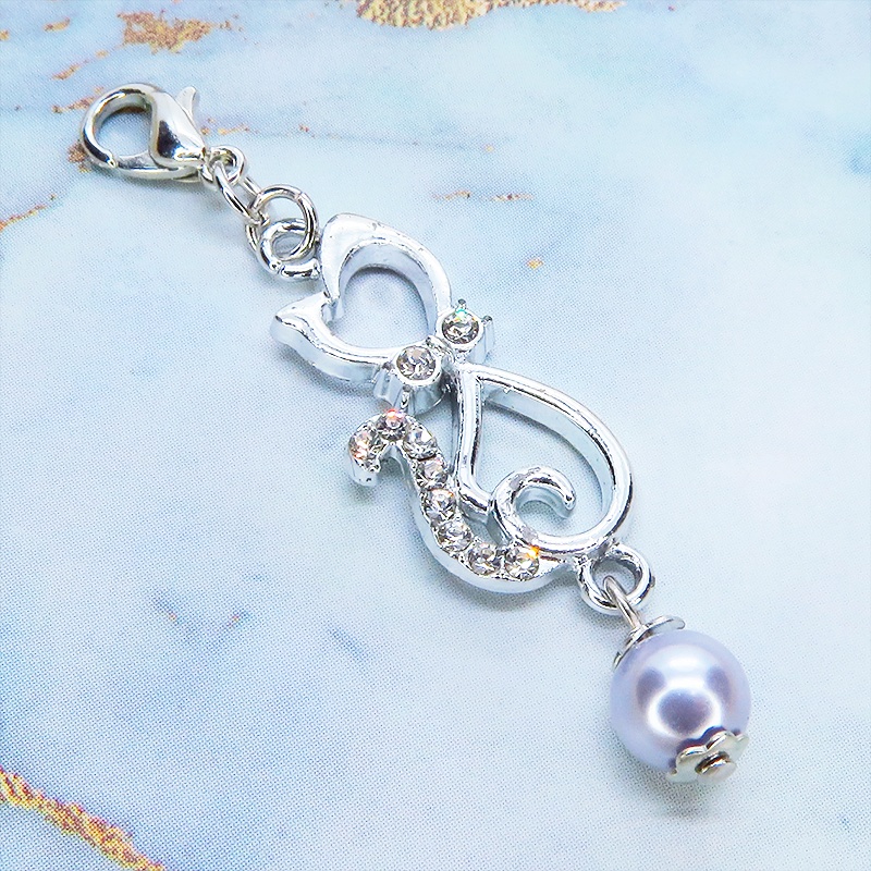 マスクチャーム ラインストーンが輝くシルバーカラーの猫モチーフとガラスパール(シルバーグレー)の可愛いチャーム