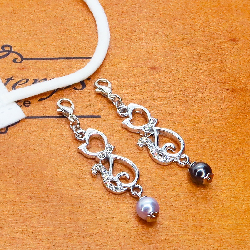 マスクチャーム ラインストーンが輝くシルバーカラーの猫モチーフとガラスパール(シルバーグレー)の可愛いチャーム