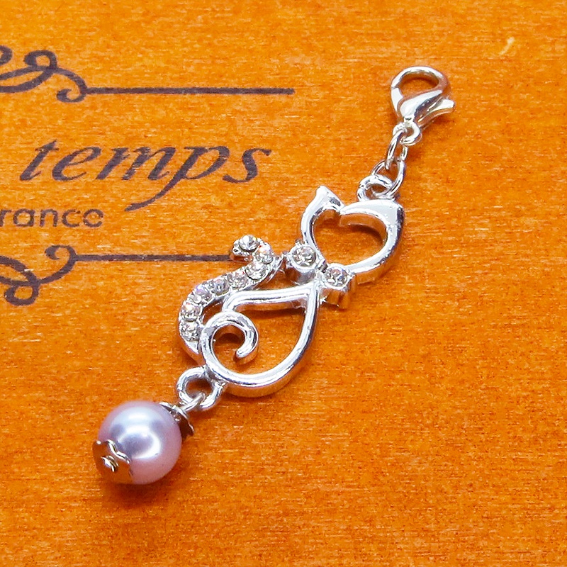 マスクチャーム ラインストーンが輝くシルバーカラーの猫モチーフとガラスパール(シルバーグレー)の可愛いチャーム