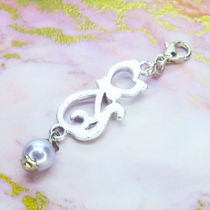 マスクチャーム ラインストーンが輝くシルバーカラーの猫モチーフとガラスパール(シルバーグレー)の可愛いチャーム