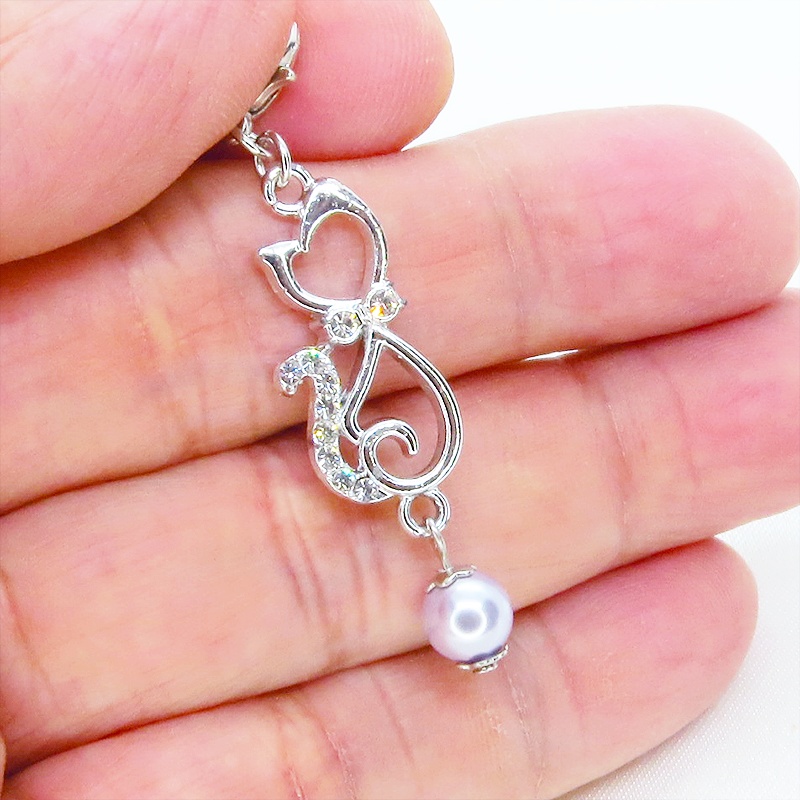 マスクチャーム ラインストーンが輝くシルバーカラーの猫モチーフとガラスパール(シルバーグレー)の可愛いチャーム