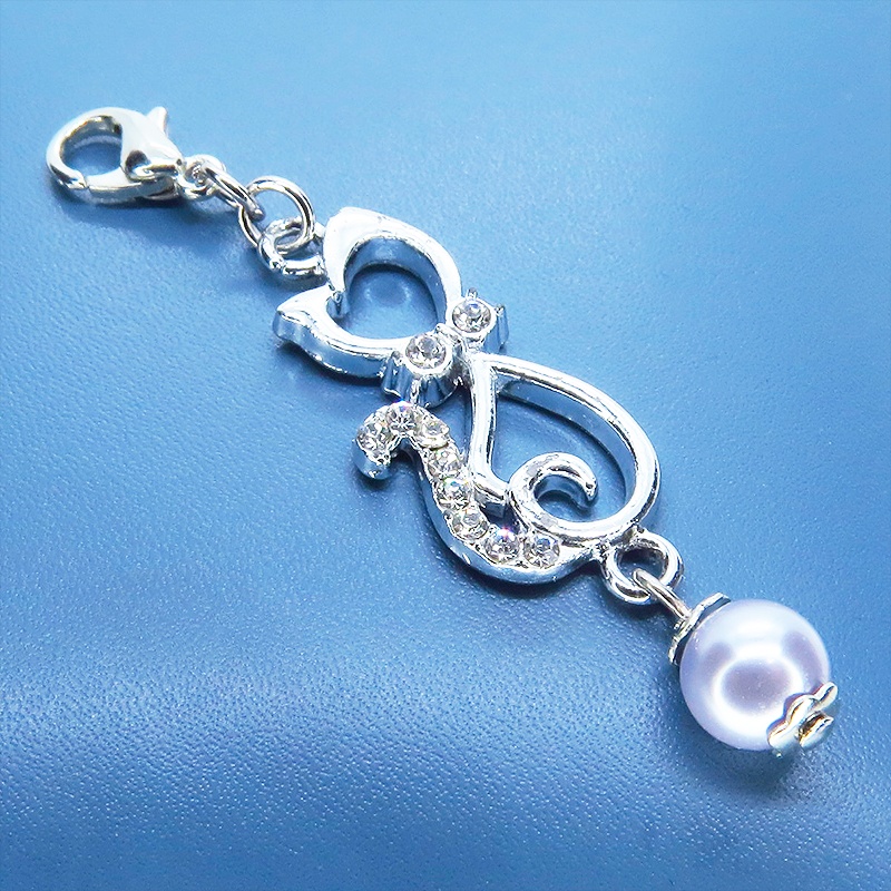 マスクチャーム ラインストーンが輝くシルバーカラーの猫モチーフとガラスパール(シルバーグレー)の可愛いチャーム