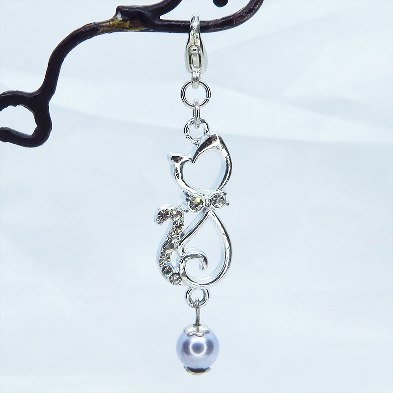 マスクチャーム ラインストーンが輝くシルバーカラーの猫モチーフとガラスパール(シルバーグレー)の可愛いチャーム