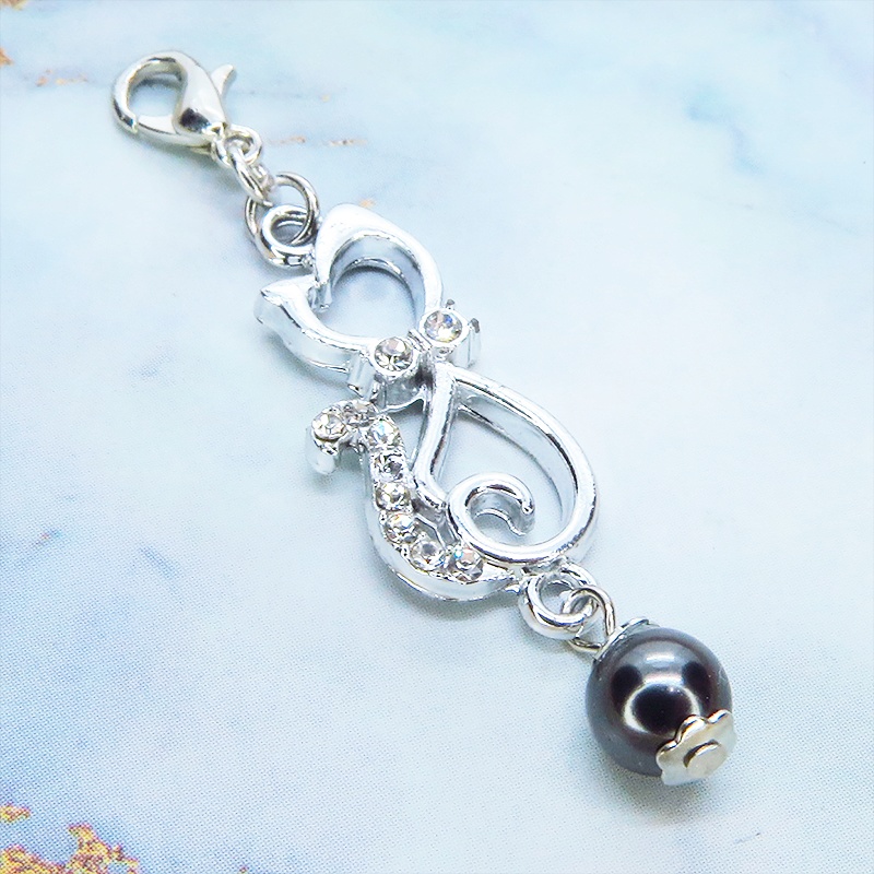 マスクチャーム ラインストーンが輝くシルバーカラーの猫モチーフとガラスパール(ブラック)の可愛いチャーム