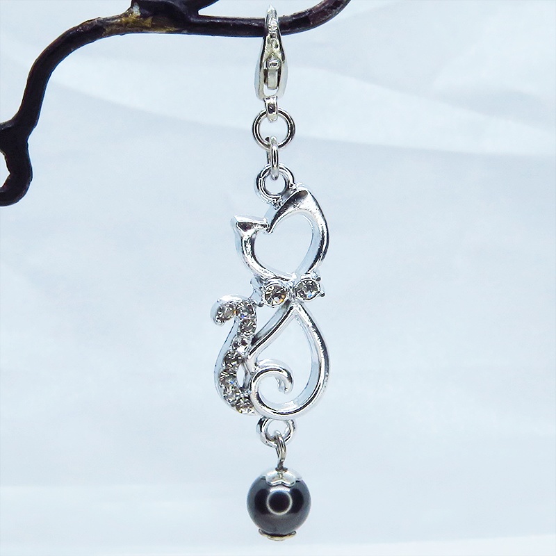 マスクチャーム ラインストーンが輝くシルバーカラーの猫モチーフとガラスパール(ブラック)の可愛いチャーム