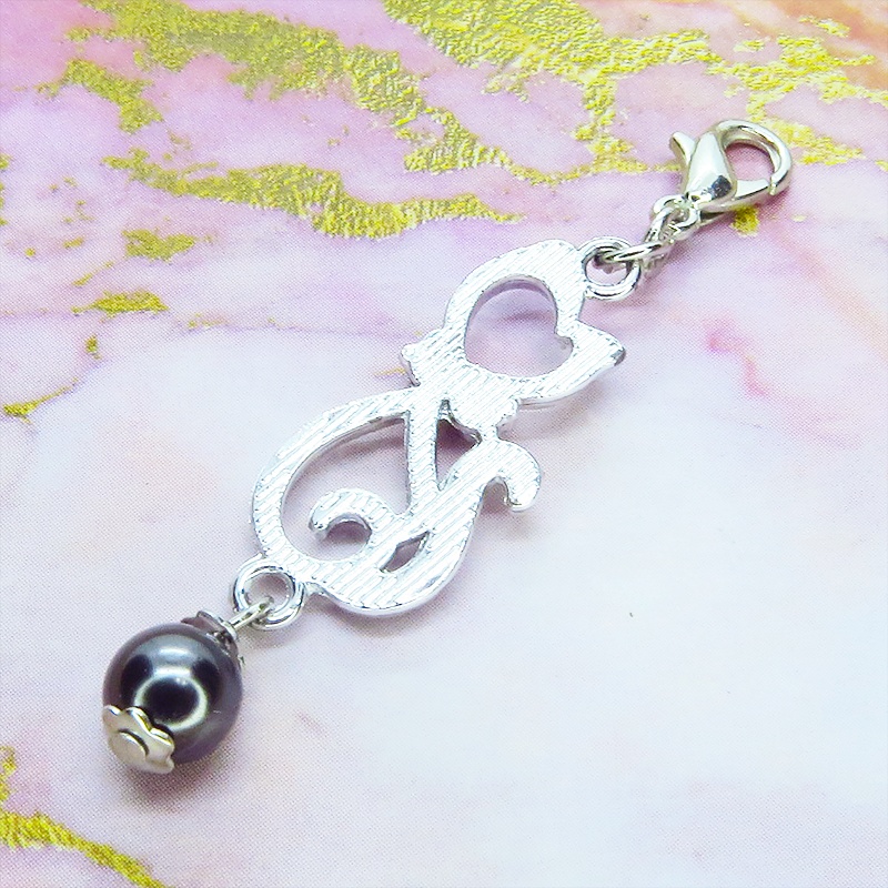 マスクチャーム ラインストーンが輝くシルバーカラーの猫モチーフとガラスパール(ブラック)の可愛いチャーム